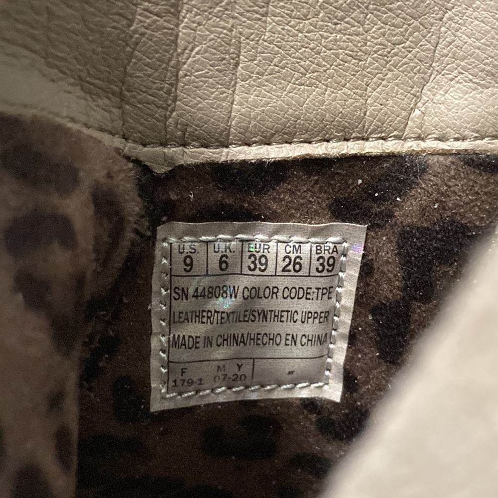 NWOB Skechers booties.  Sz 9 Wide.  Tan/cream color.  Never Worn. - Picture 10 of 12